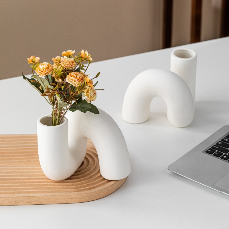 Modern simple flower arranging device, curved ceramic vase, home light luxury soft decoration ornaments
